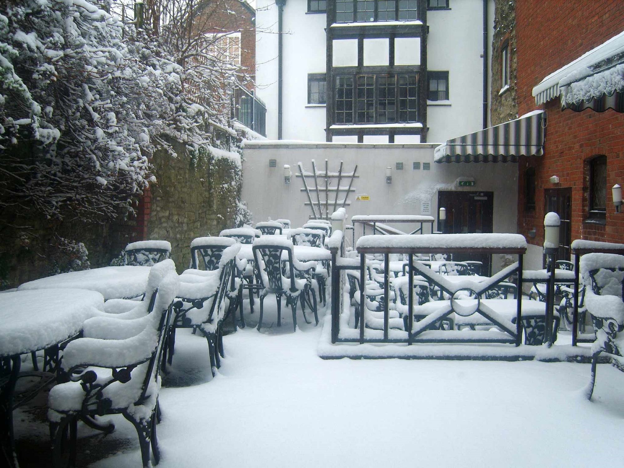 Фото The Feathers Hotel