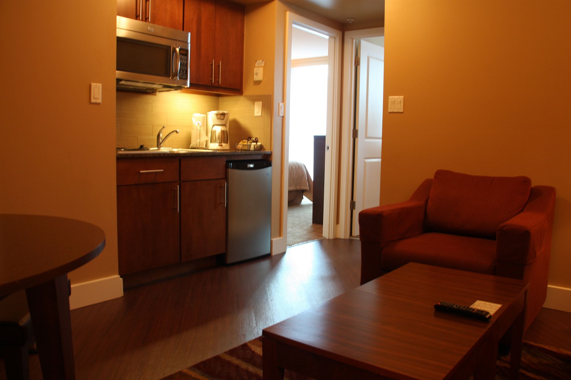 Фото Rosedale on Robson Suite Hotel