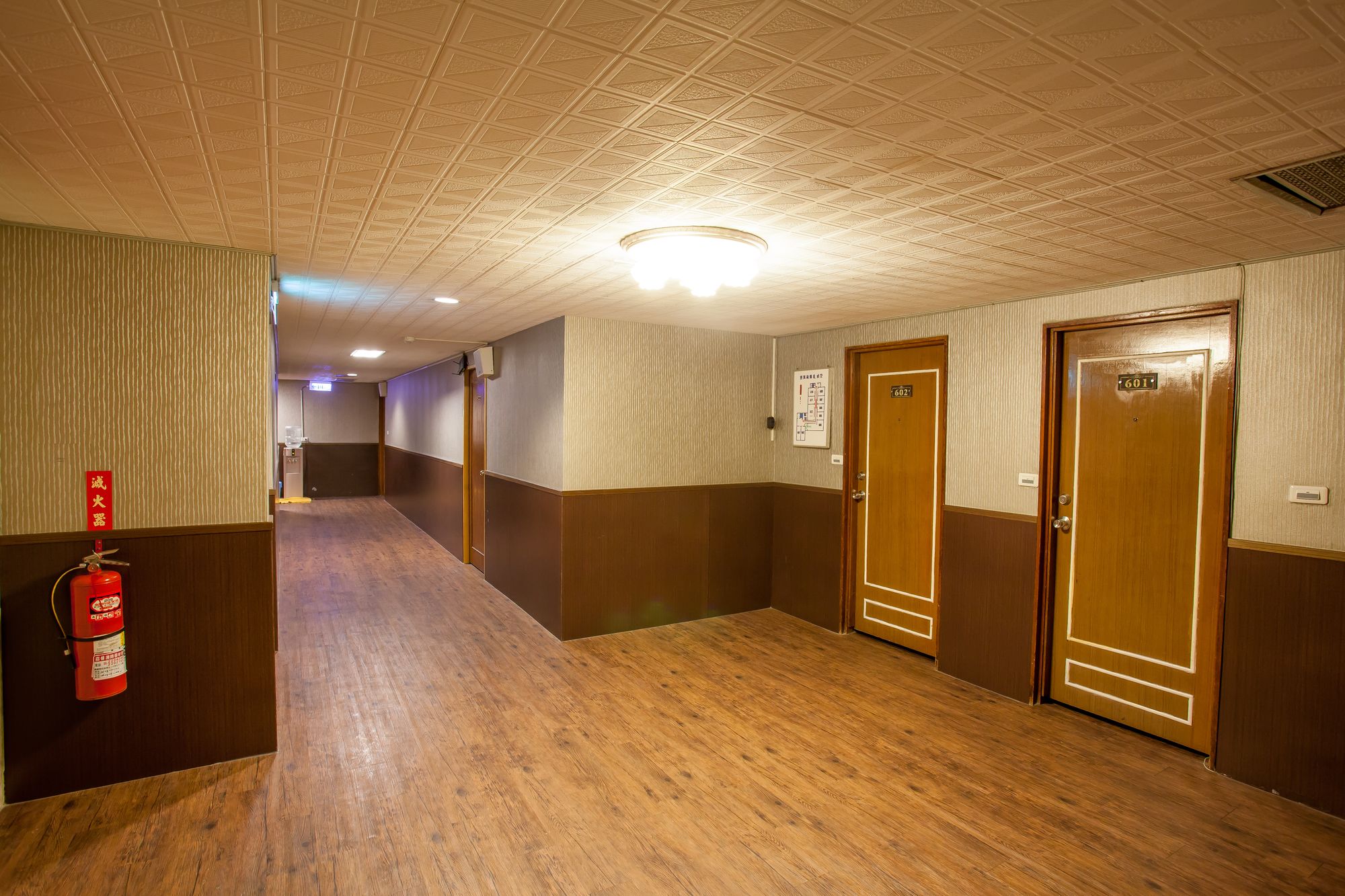 Фото Chiayi Crown Hotel