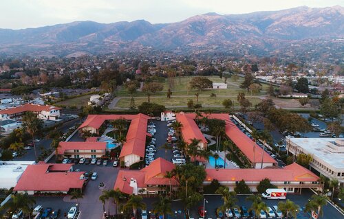 Внешний вид отеля Best Western Plus Pepper Tree Inn в Санта-Барбаре, фото 5