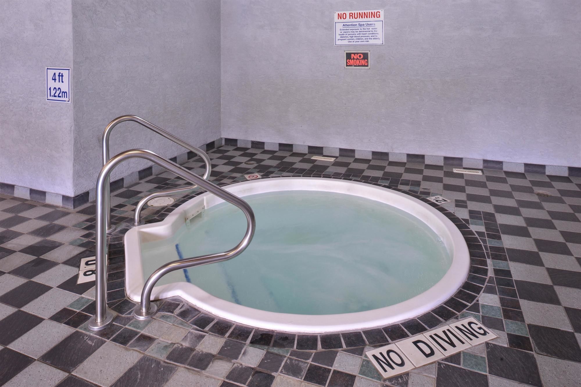 Фото Canadas Best Value Inn & Suites Fernie