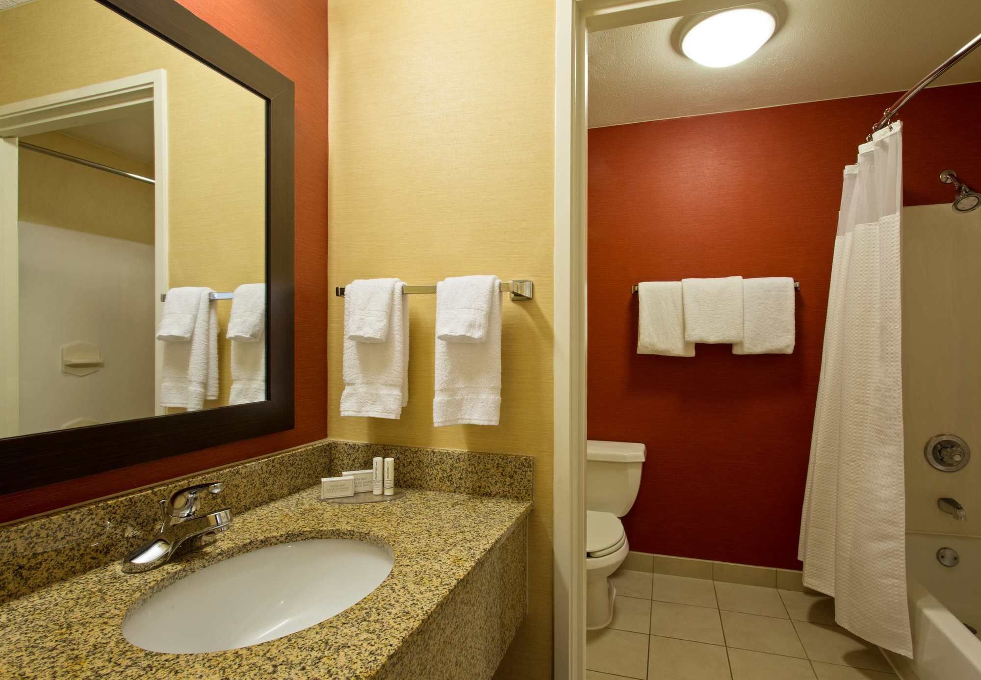 Фото Courtyard by Marriott Tampa Brandon