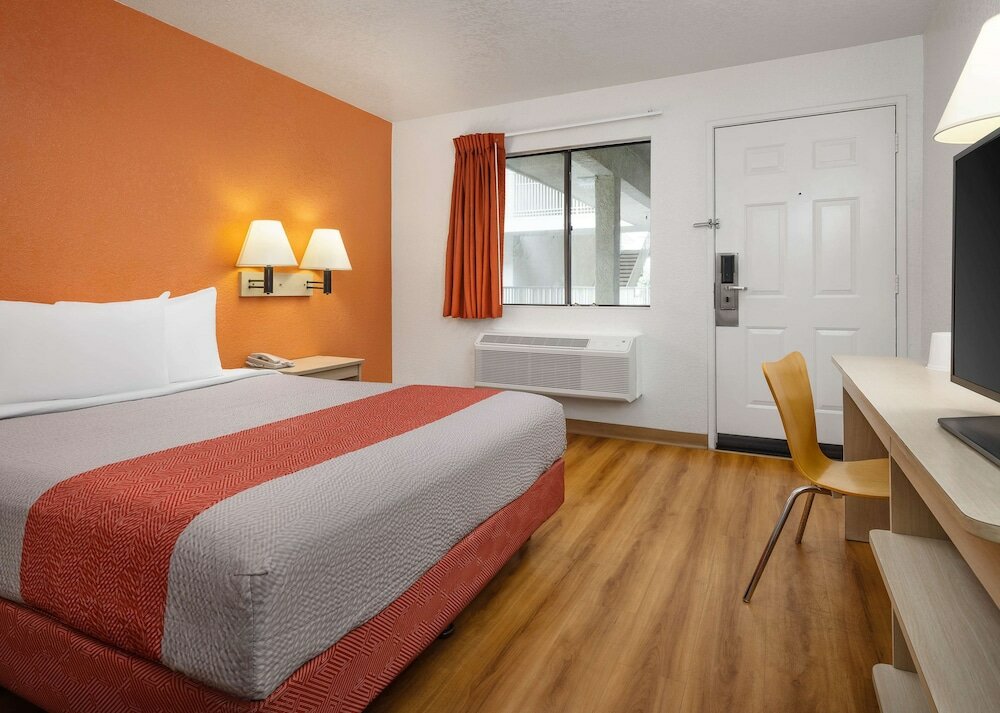 Фото Motel 6 Buena Park, Ca - Knotts Berry Farm - Disneyland