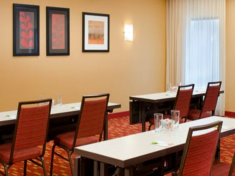 Фото Courtyard by Marriott Indianapolis Airport