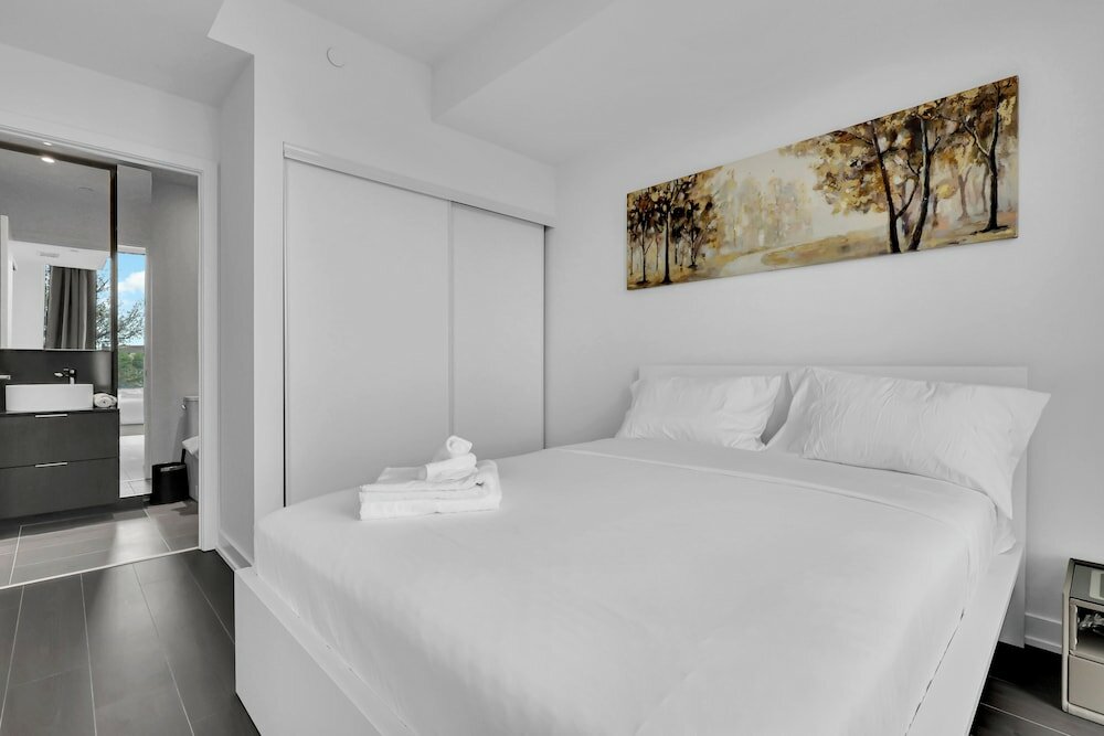 Фото Modern suite steps to port credit Go