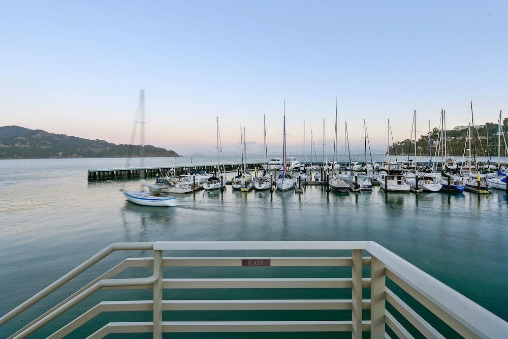 Фото Waters Edge Hotel