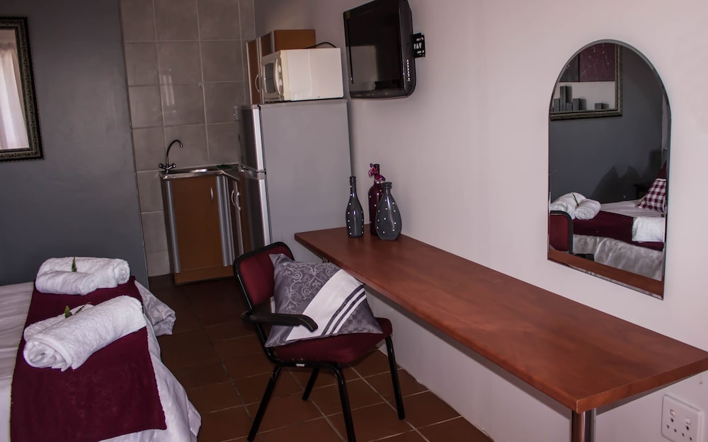 Фото Oppi Hoek Guesthouse
