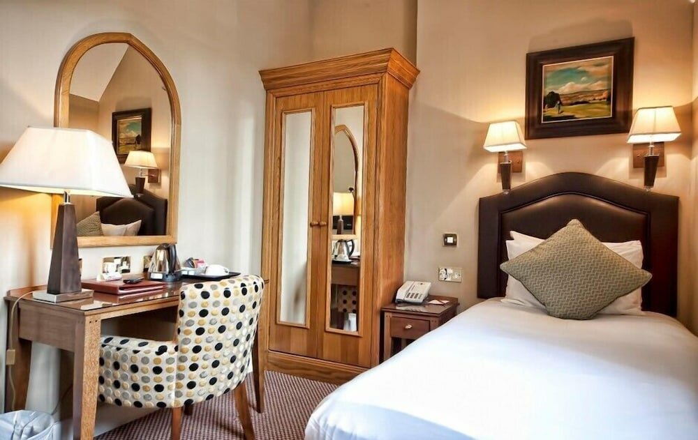 Фото Brownsover Hall Hotel