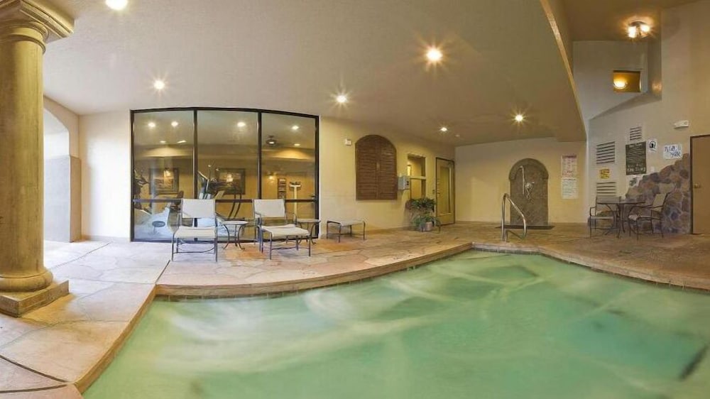 Фото Holiday Inn Express Hotel & Suites Marina - State Beach Area, an Ihg Hotel