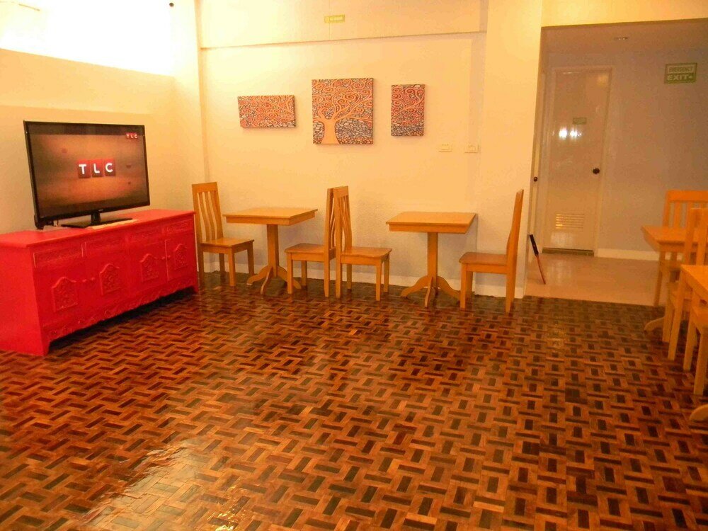 Фото Tr3ats Guest House Bohol - Hostel