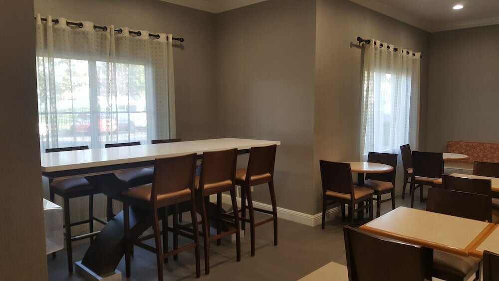 Фото Best Western Plus Delta Inn & Suites