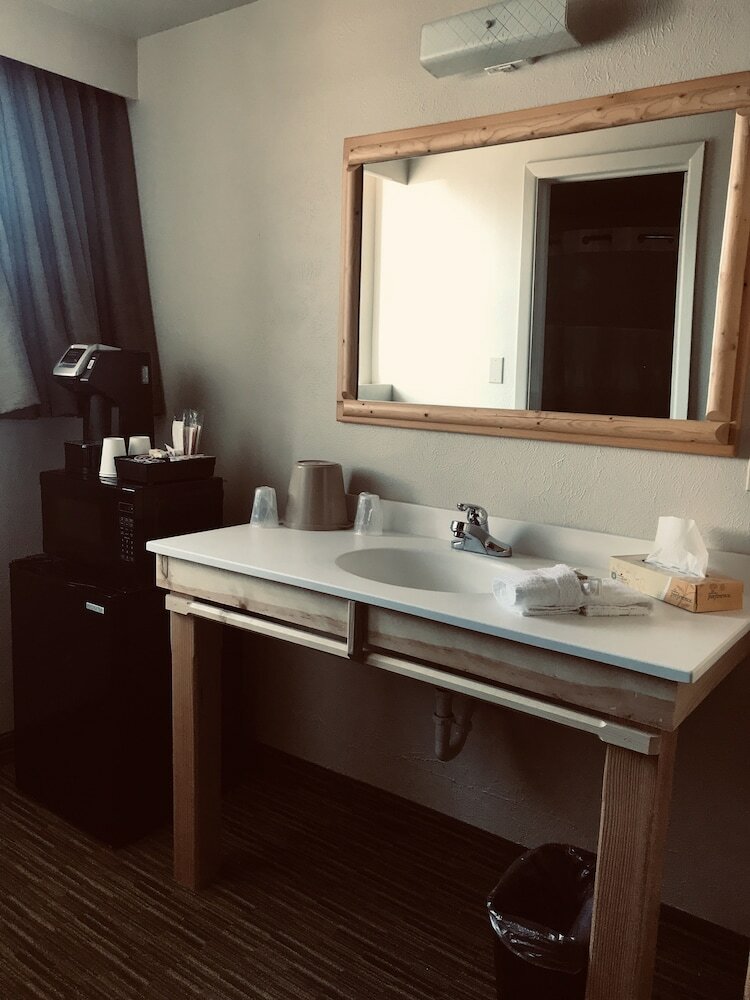 Фото Days Inn and Suites by Wyndham Downtown Missoula-University