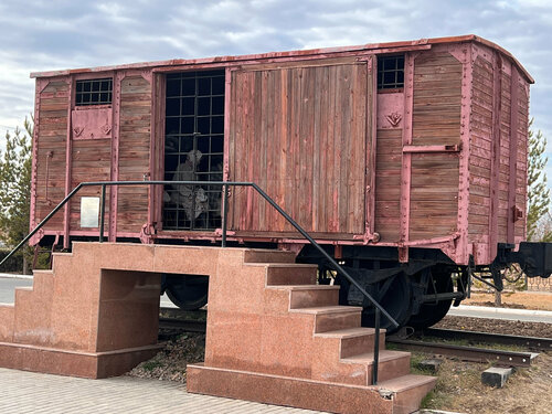 Аяғымен мазақтайды