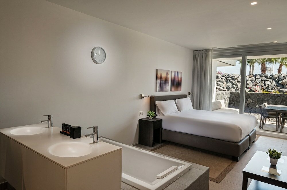 Фото Отель Baobab Suites