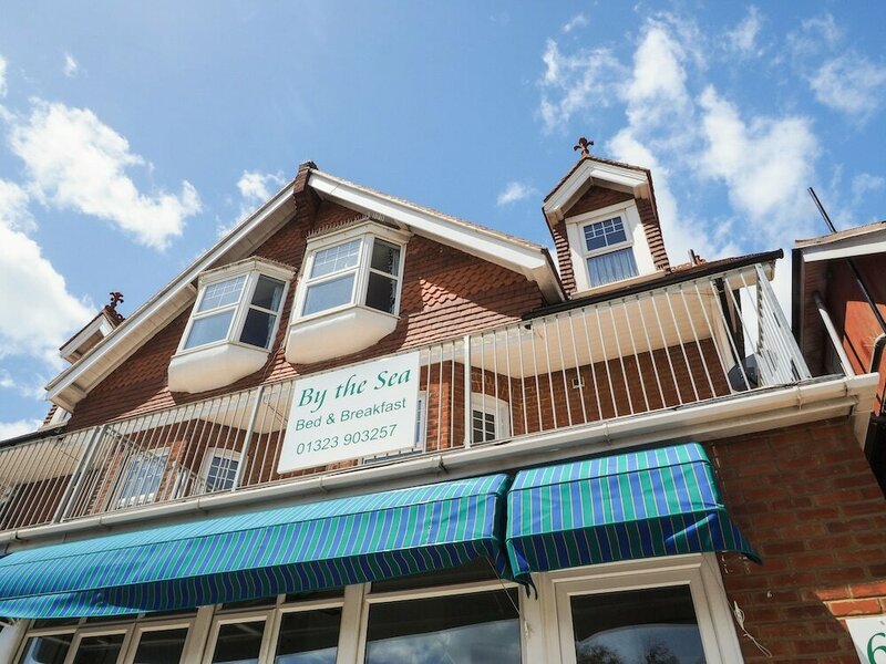 Гостиница By The Sea Bed and Breakfast в Истборне