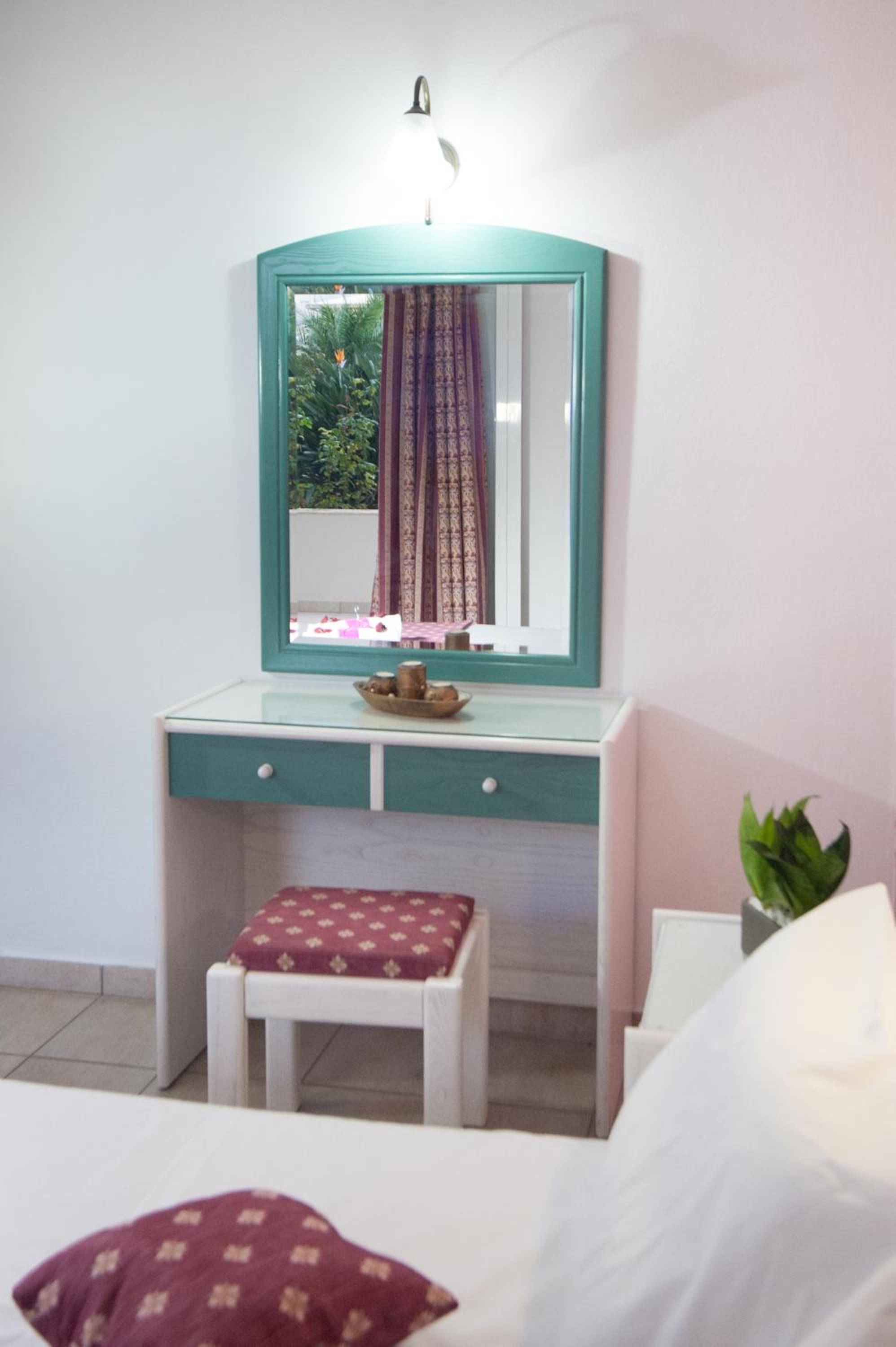 Фото Theoni Apartments