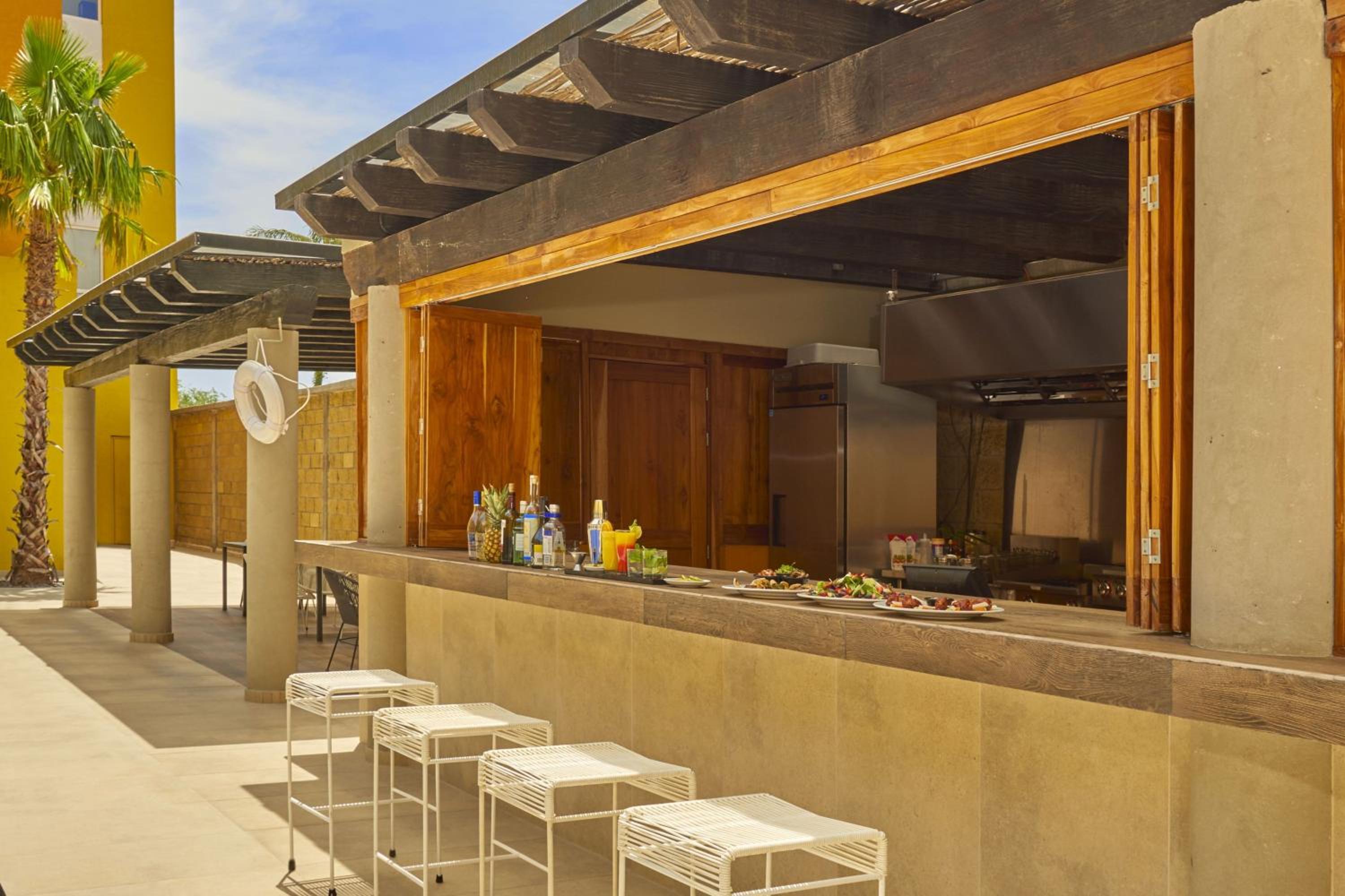 Фото City Express Suites by Marriott Cabo San Lucas