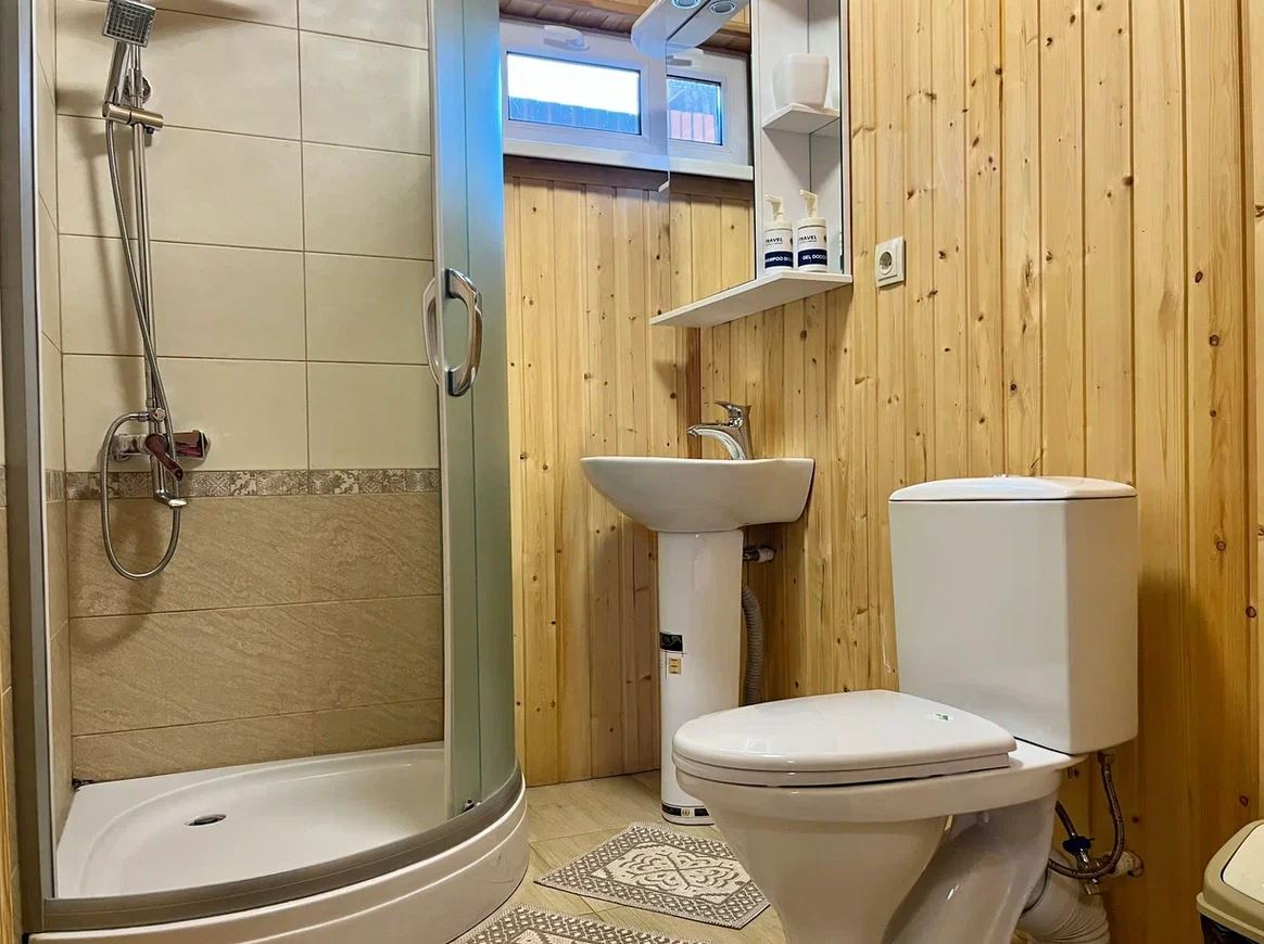 Фото У пруда от Травел Хотелс Антураж