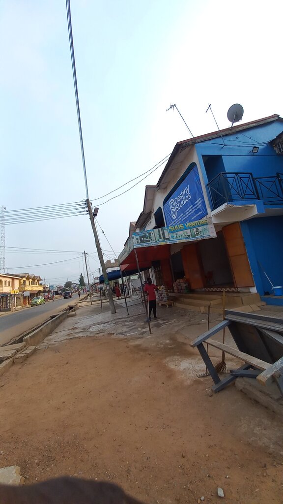 Electronic devices and components Suus Ventures, Accra, photo