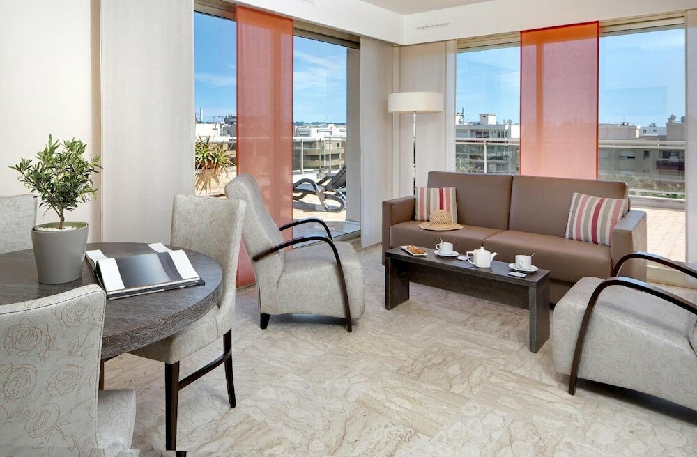 Фото The Originals Boutique, Hôtel Les Strélitzias, Antibes