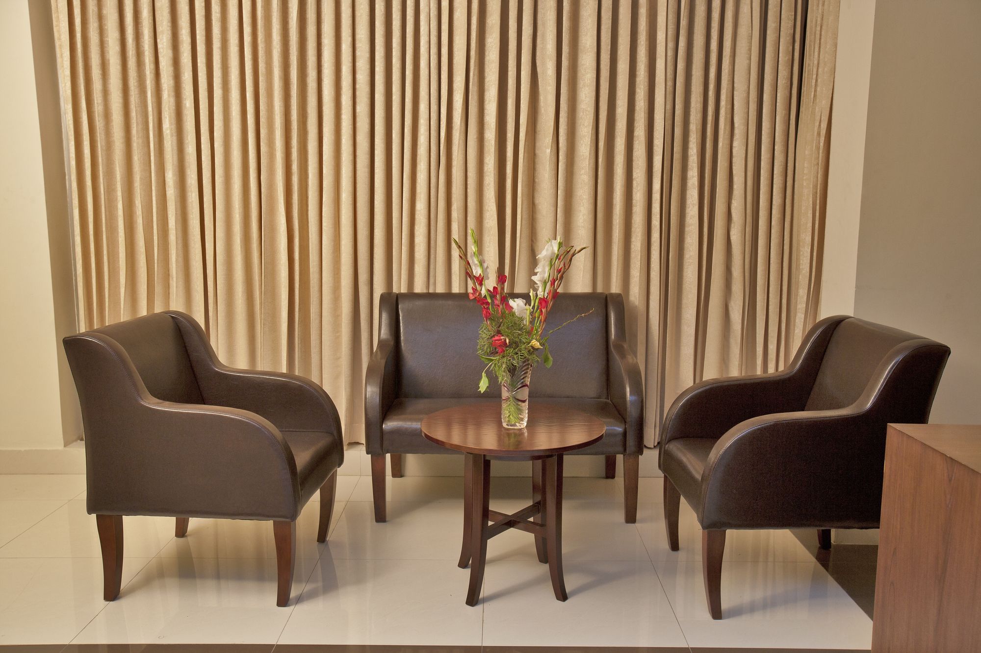 Фото Hotel Nirvana Inn