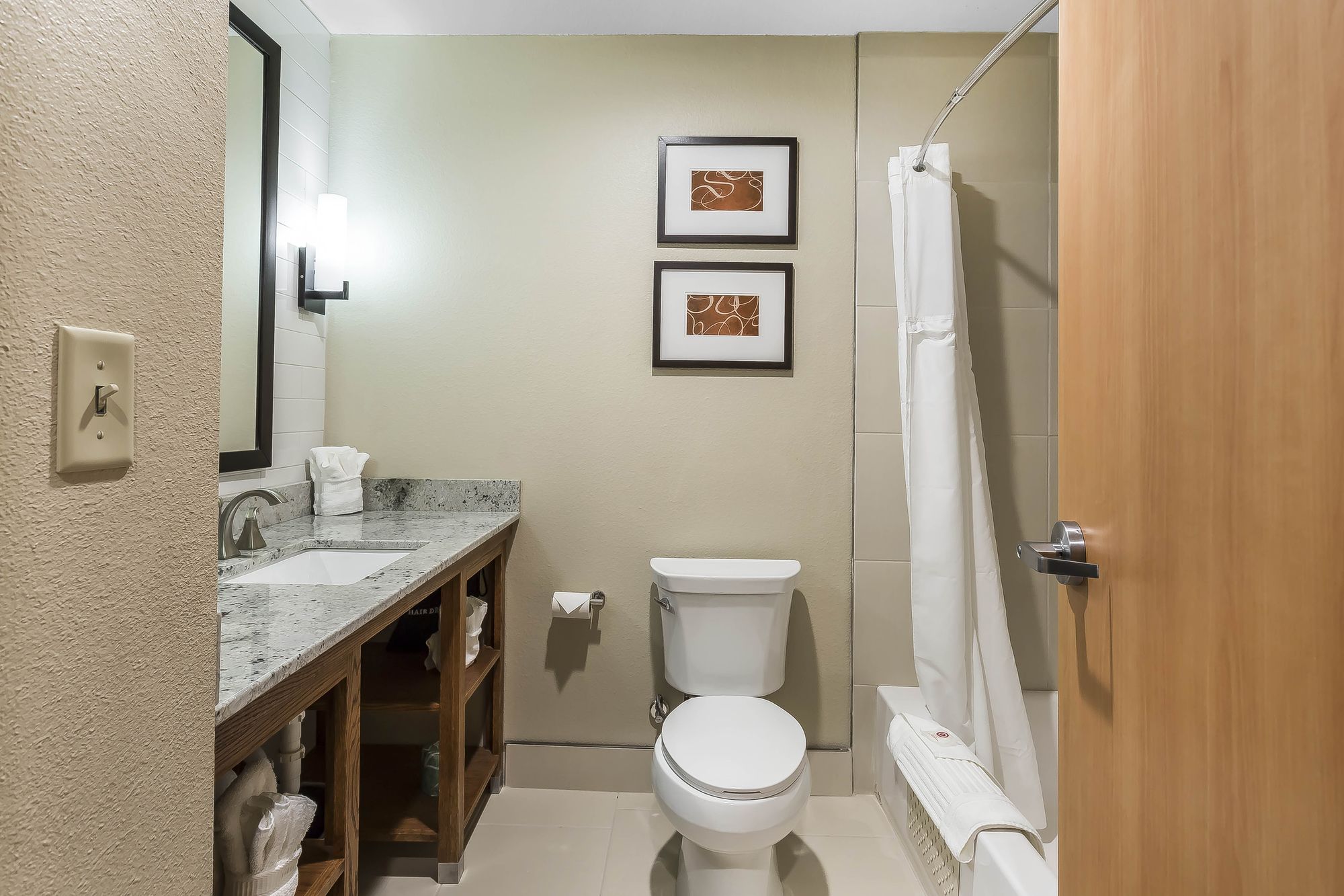 Фото Comfort Suites University