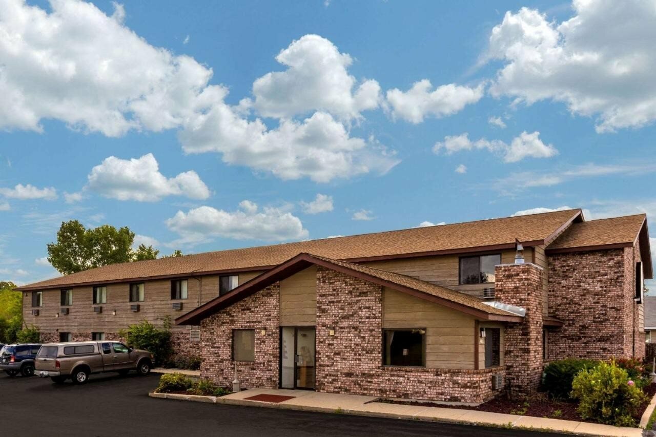Фото Super 8 by Wyndham Hartford WI