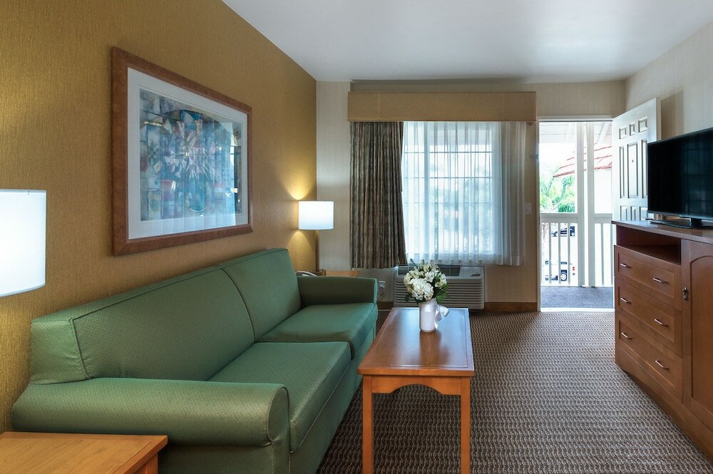 Фото Ramada by Wyndham Costa Mesa/Newport Beach