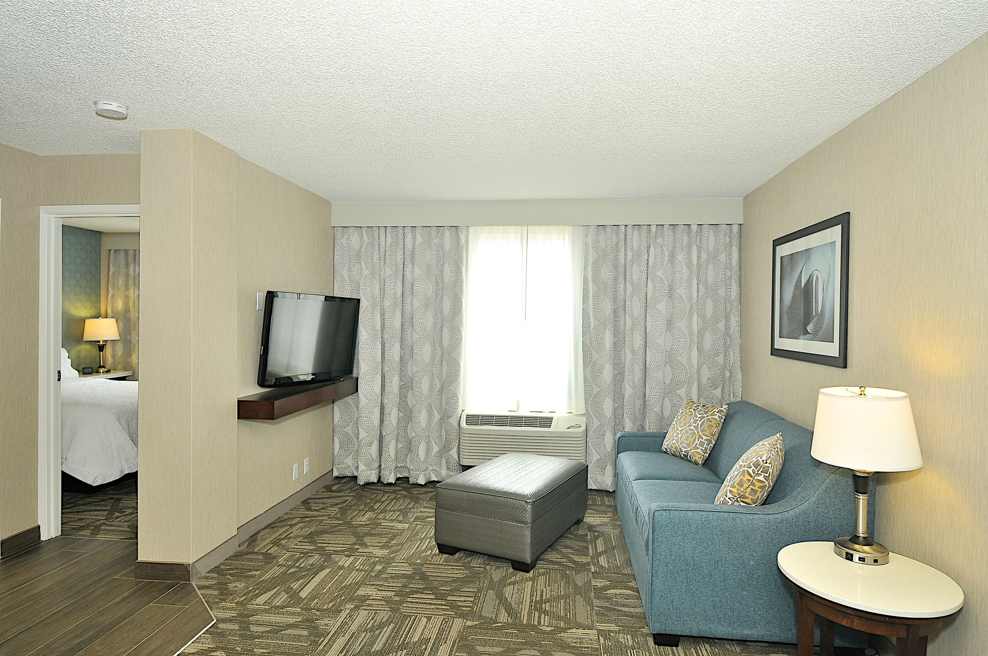 Фото Hampton Inn & Suites by Hilton Calgary Airport