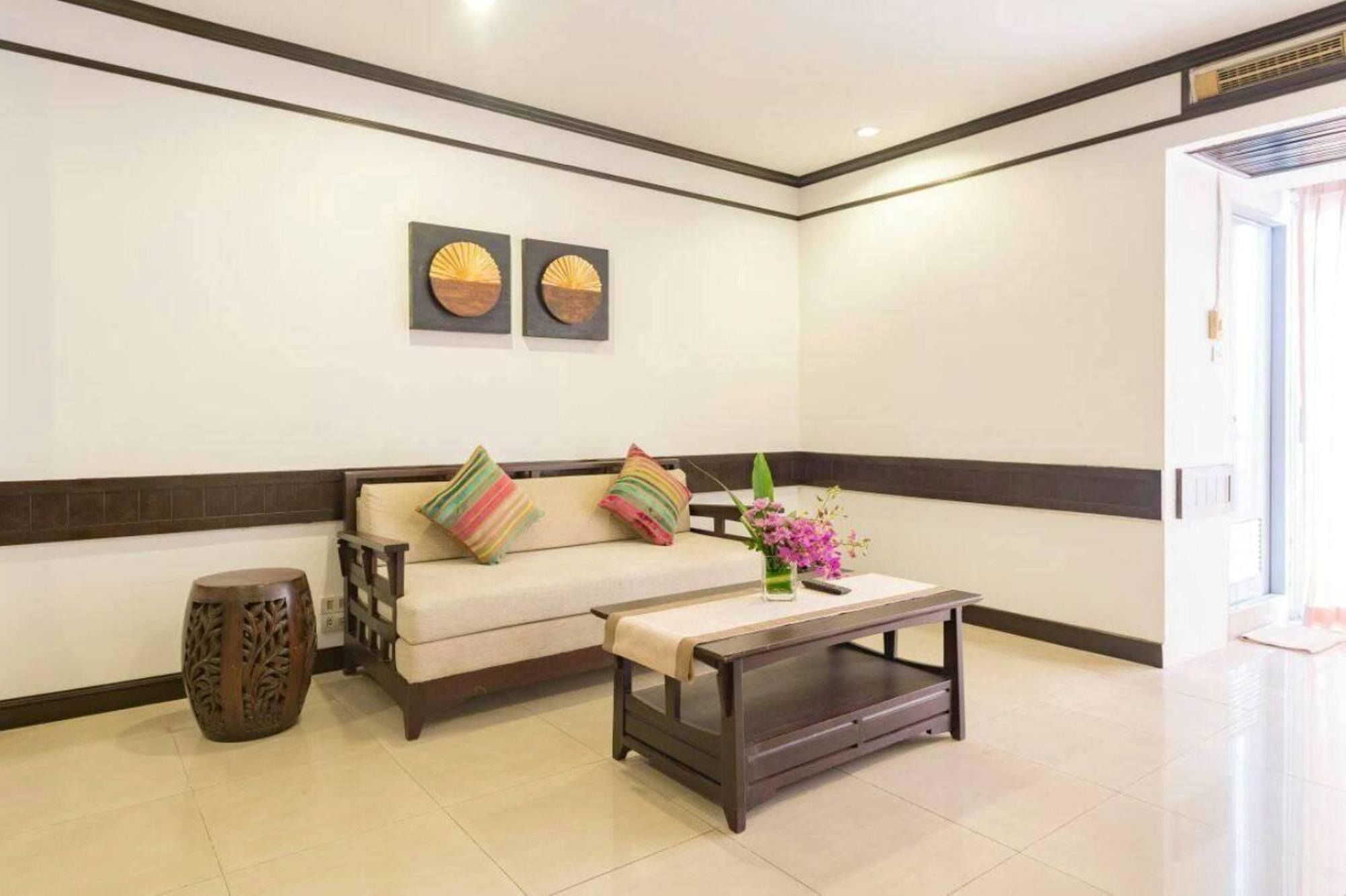 Фото The Legacy Hotel