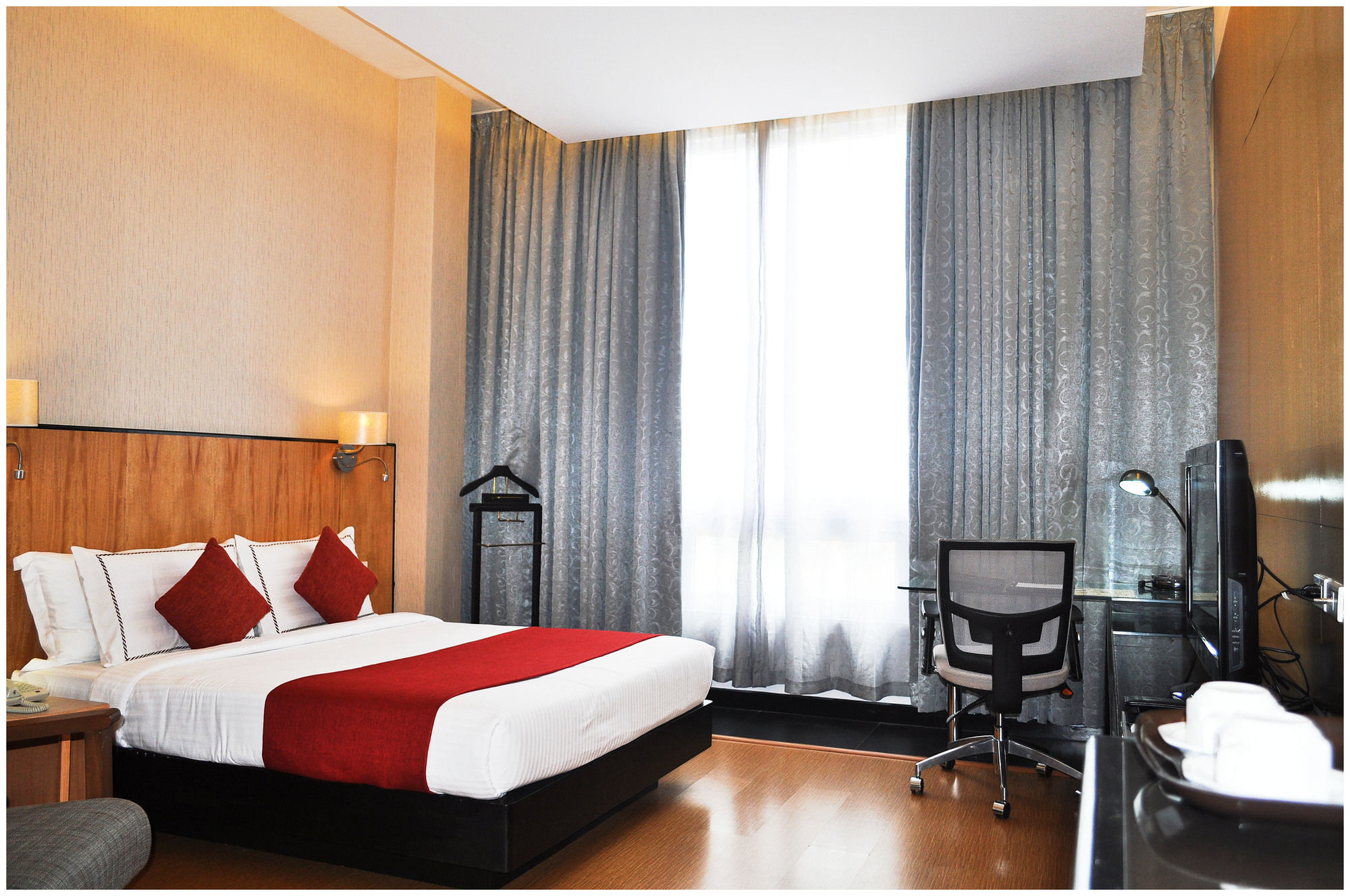 Фото Paseo Premiere Hotel