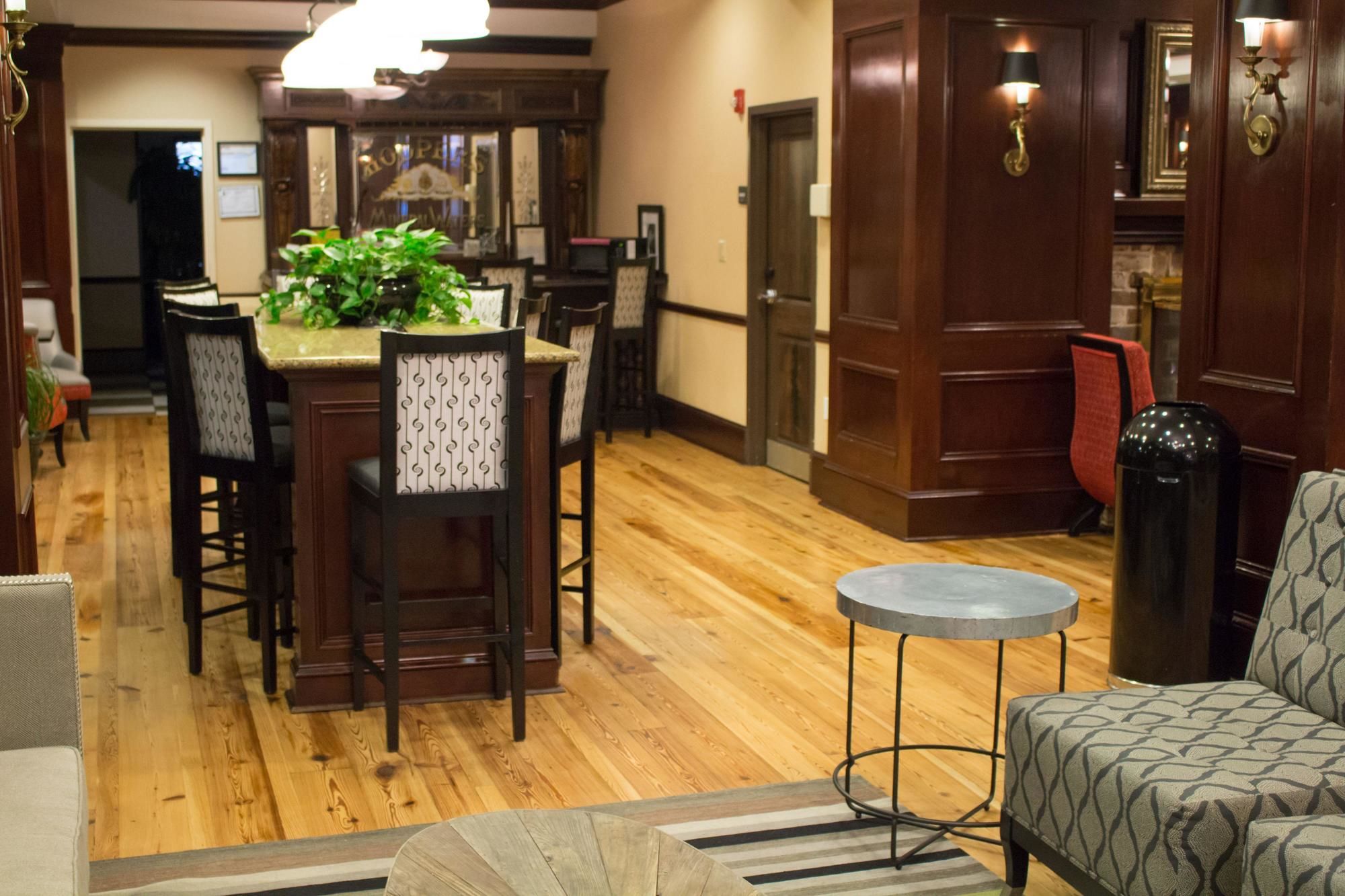 Фото Hampton Inn Savannah Historic District