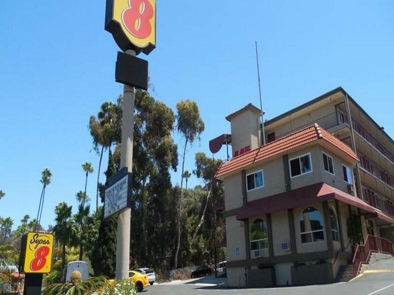 Фото Super 8 by Wyndham San Diego Hotel Circle