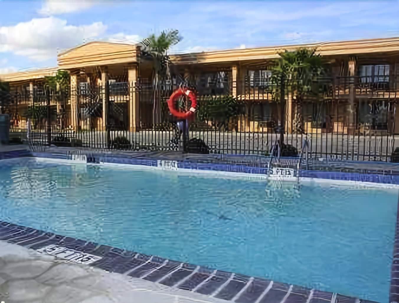 Фото Days Inn by Wyndham Lake Charles