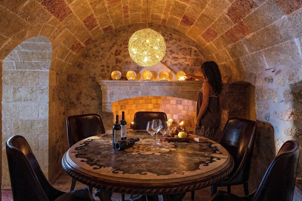 Фото Moni Emvasis Luxury Suites