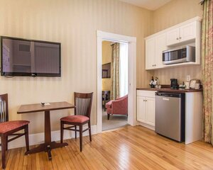 Гостиница Quality Inn & x26; Suites Downtown