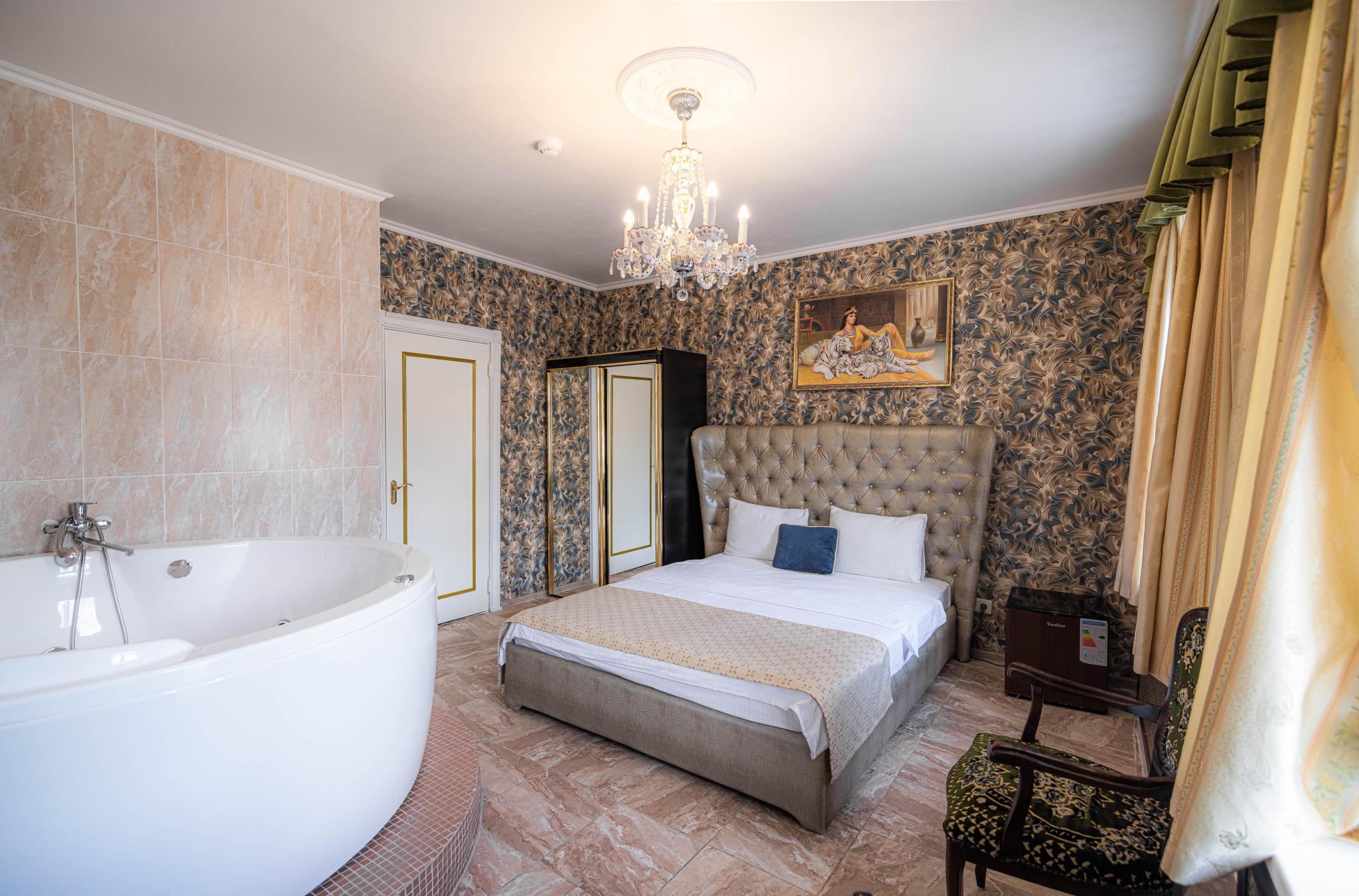 Фото Ист Вест