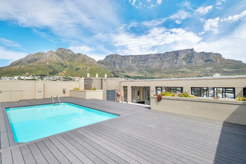 Фото Bright Studio Apartment w Stunning Roof-top Pool