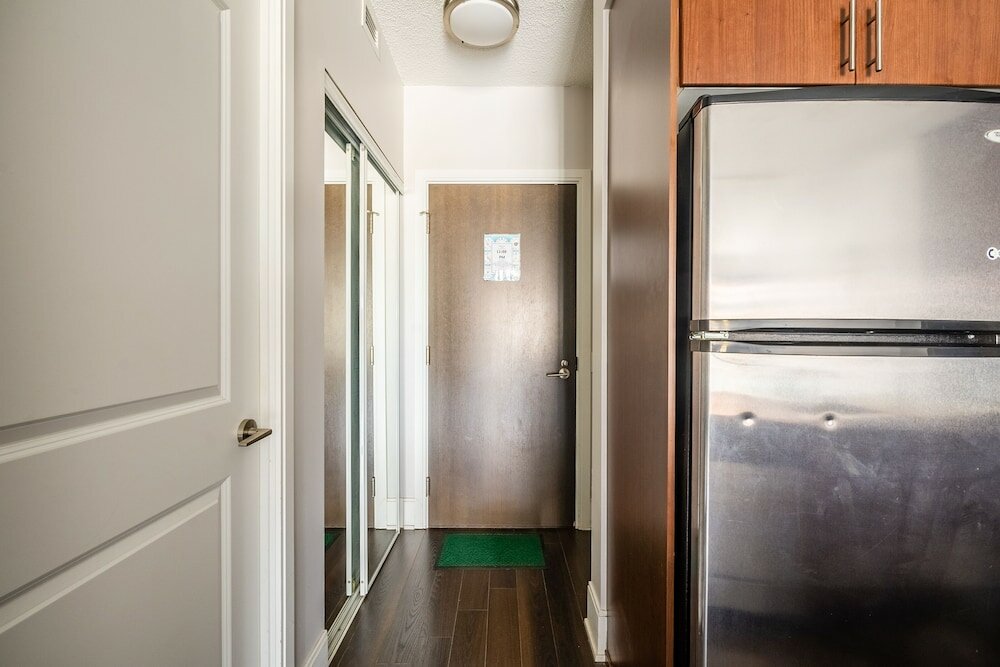 Фото Beautiful Condos In Heart of Downtown