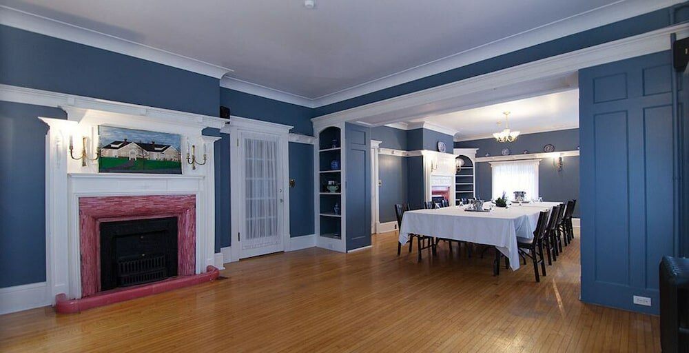 Фото Leaside Manor by The Leaside Group