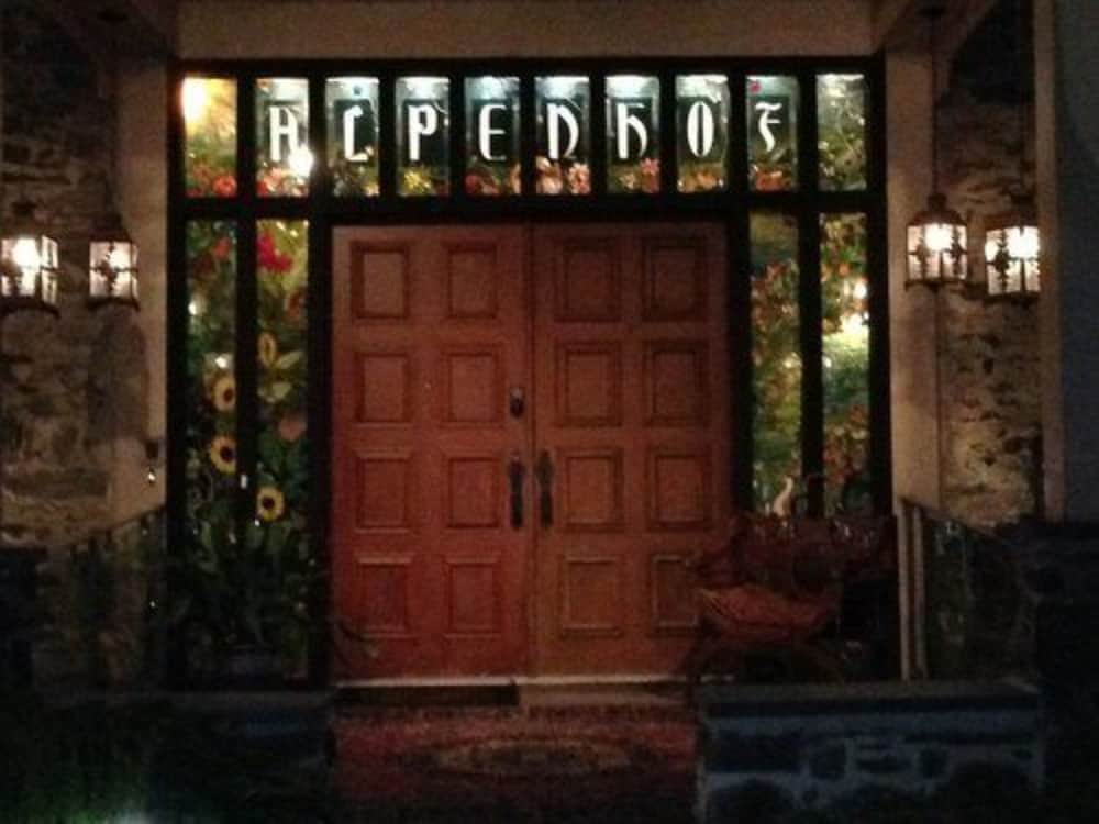 Фото Alpenhof Bed and Breakfast