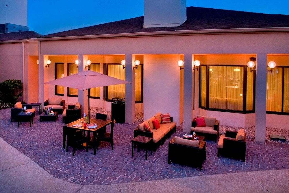 Фото Courtyard by Marriott Newark Liberty International Airport