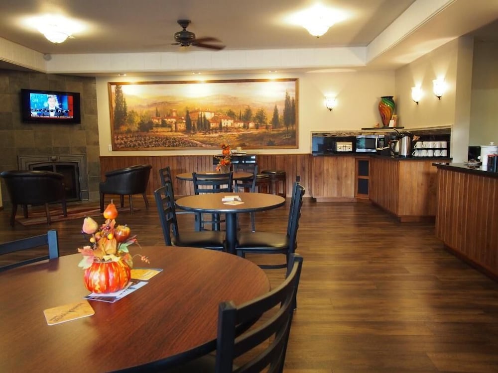 Фото Redwood Hyperion Suites