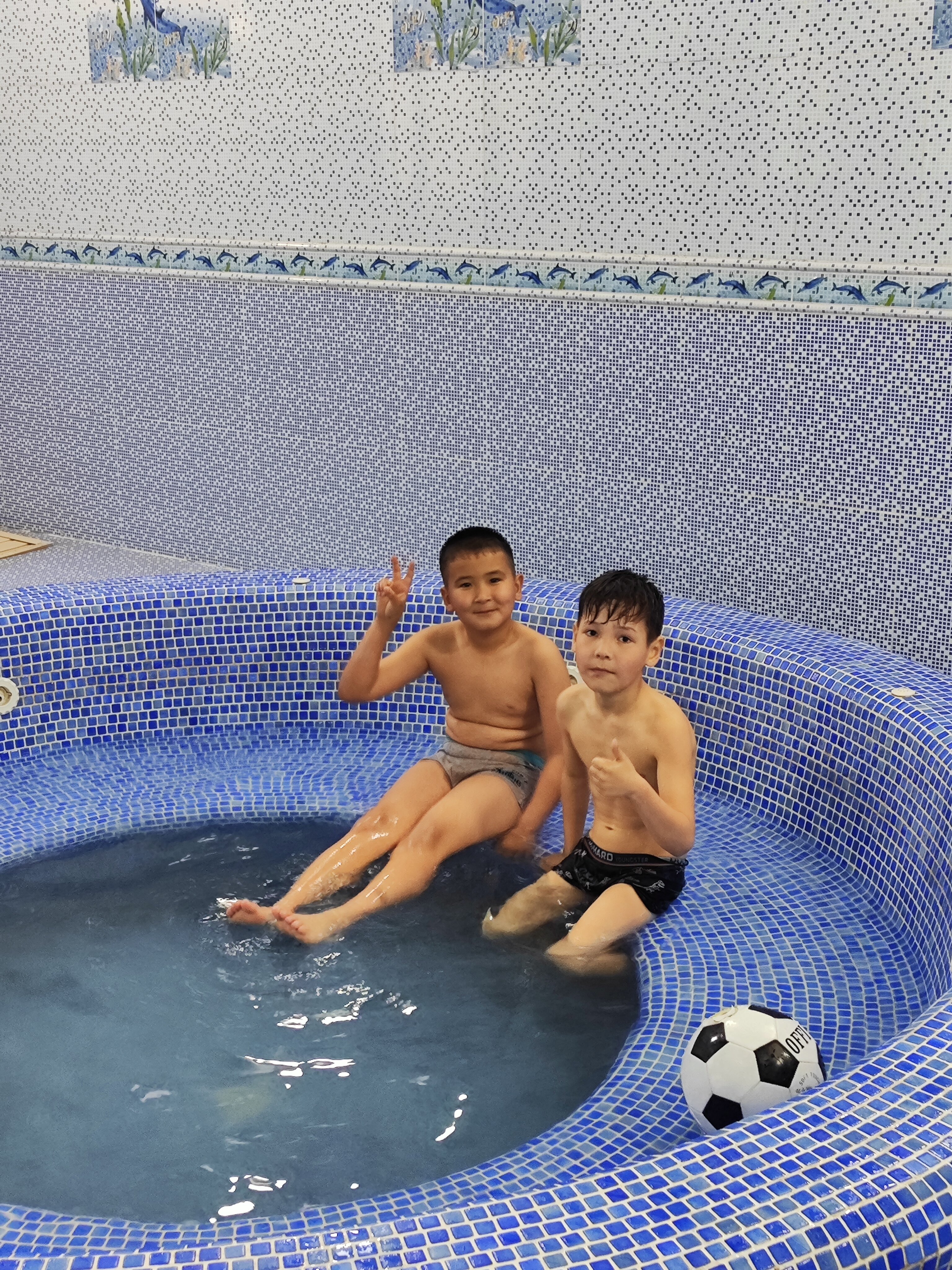 Jinsiy porno: Xotin erining dugonasini aldadi