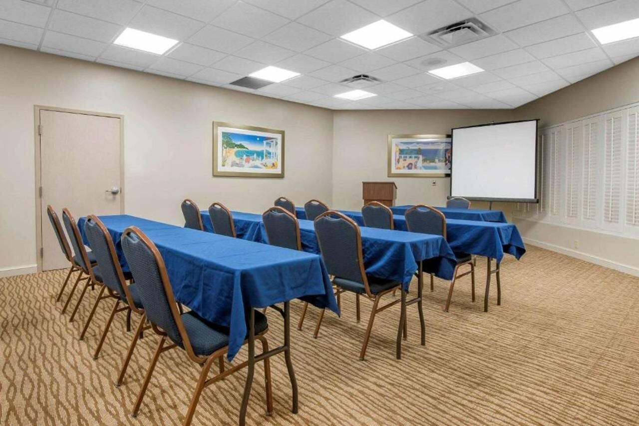 Фото Comfort Suites Maingate East