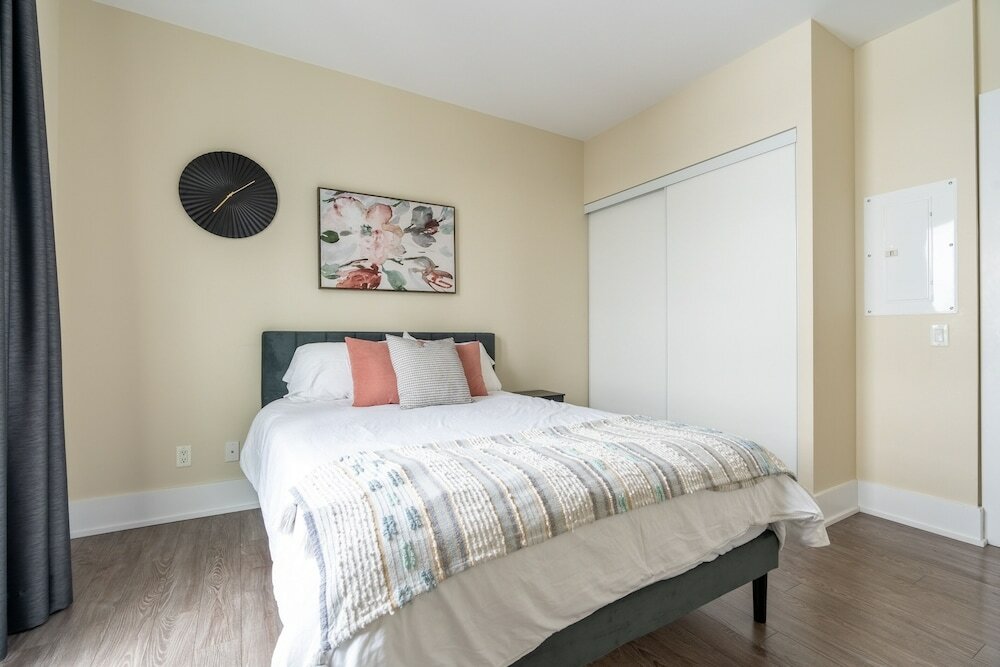 Фото Simply Comfort. Modern Downtown Apartment