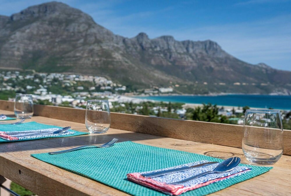 Фото Hout & About Guest House