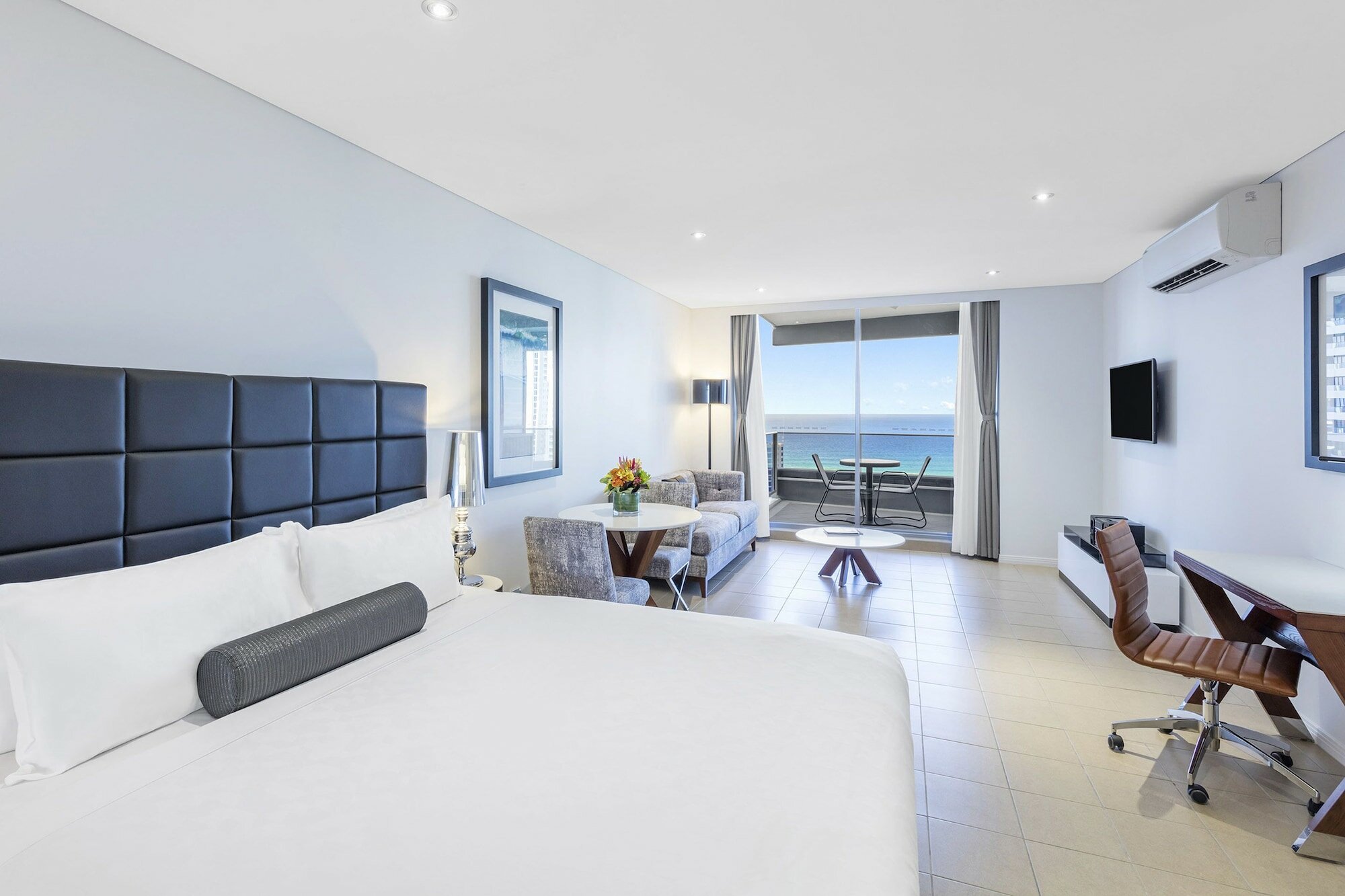 Фото Meriton Suites Broadbeach, Gold Coast