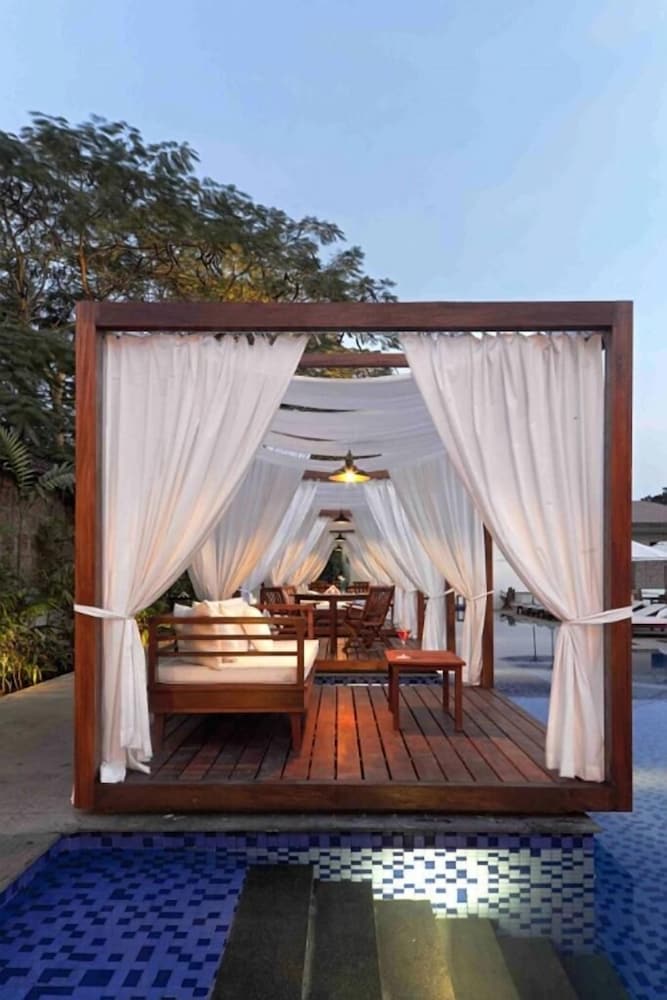 Фото SinQ Party Hotel