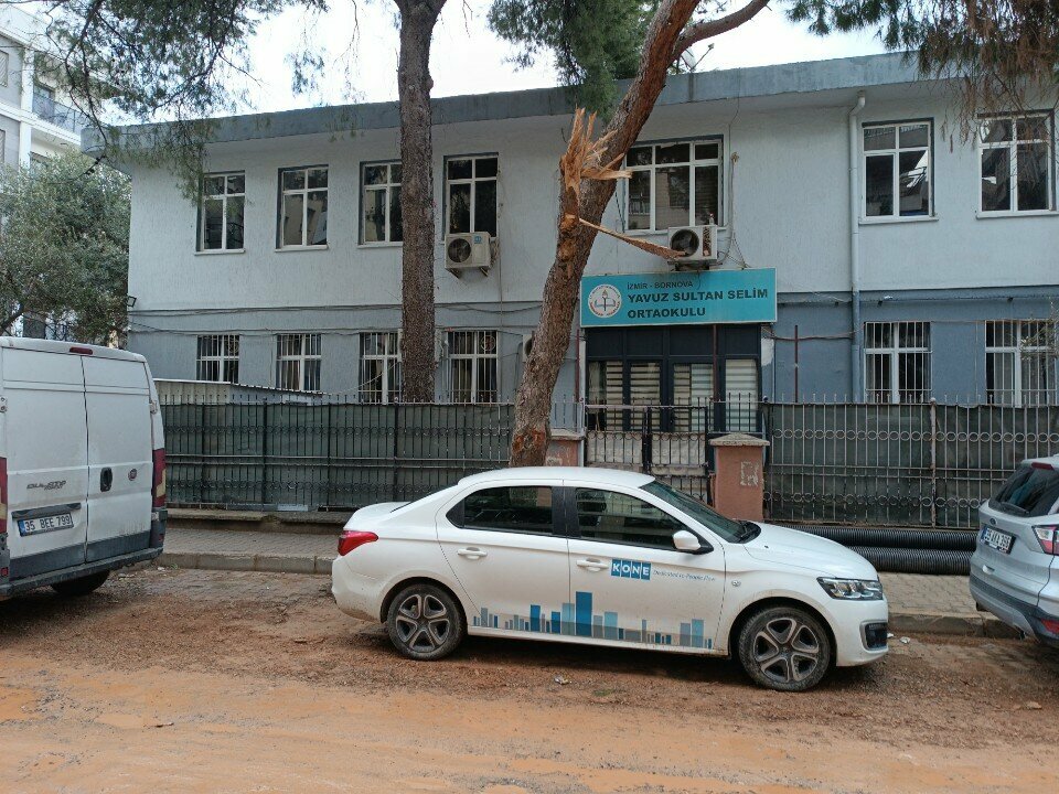مدرسة Yavuz Selim Secondary School ، إزمير، صورة